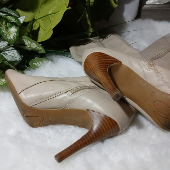 Heeled boots - Picture 3 of 3